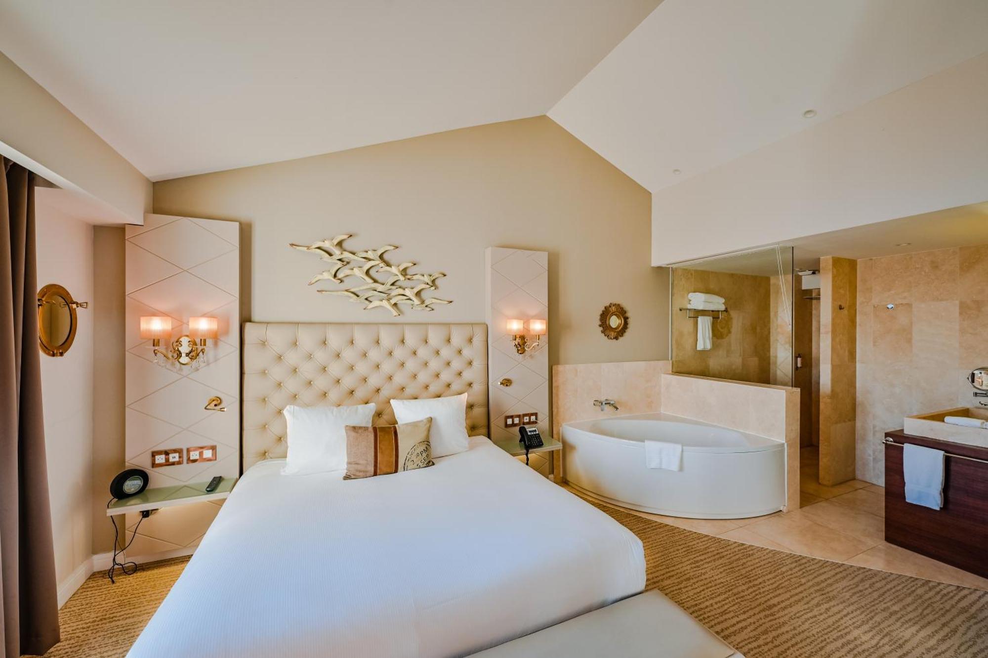 Grand Hotel Des Sablettes Plage, Curio Collection By Hilton La Seyne-sur-Mer Exterior foto